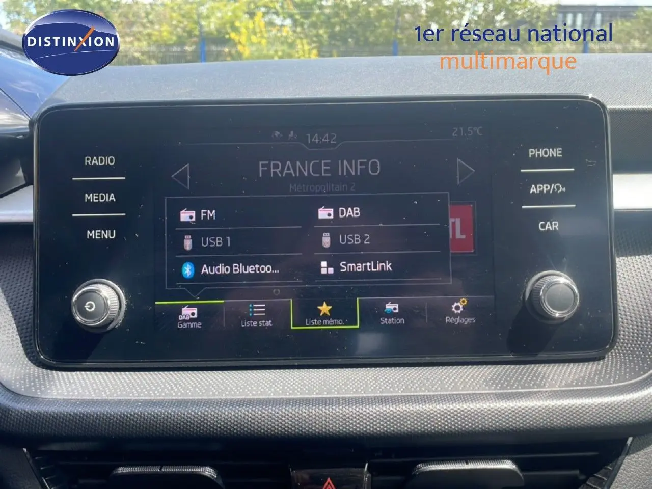 Écran tactile central de la Skoda Fabia blanc candy 2022 affichant les options radio et connectivité Bluetooth.