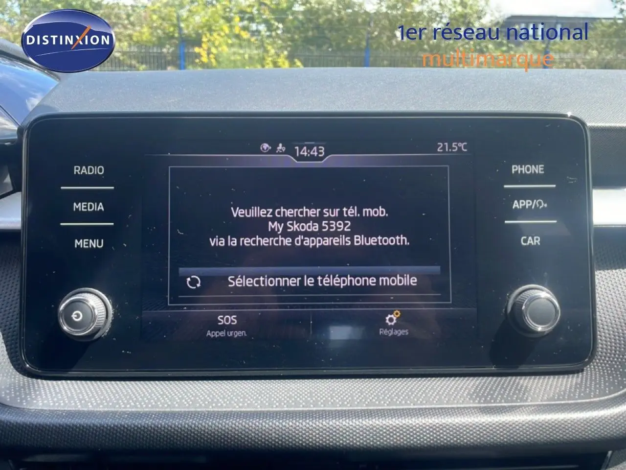 Écran tactile central de la Skoda Fabia 2022 affichant la connexion Bluetooth, vue rapprochée de la console noire.