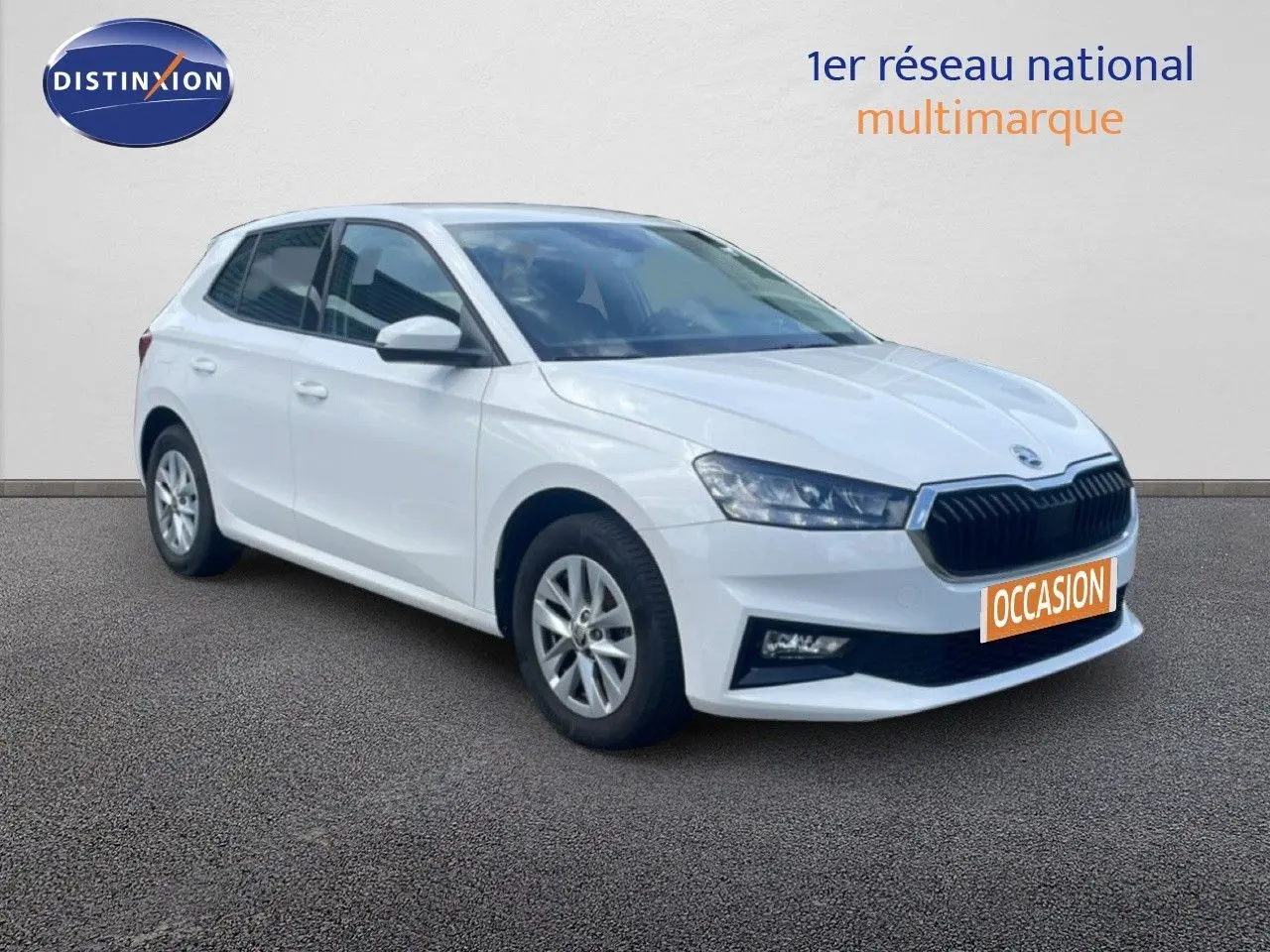Vue 3/4 avant droite d'une Skoda Fabia blanche Candy avec calandre noire et jantes alliage 15 pouces.