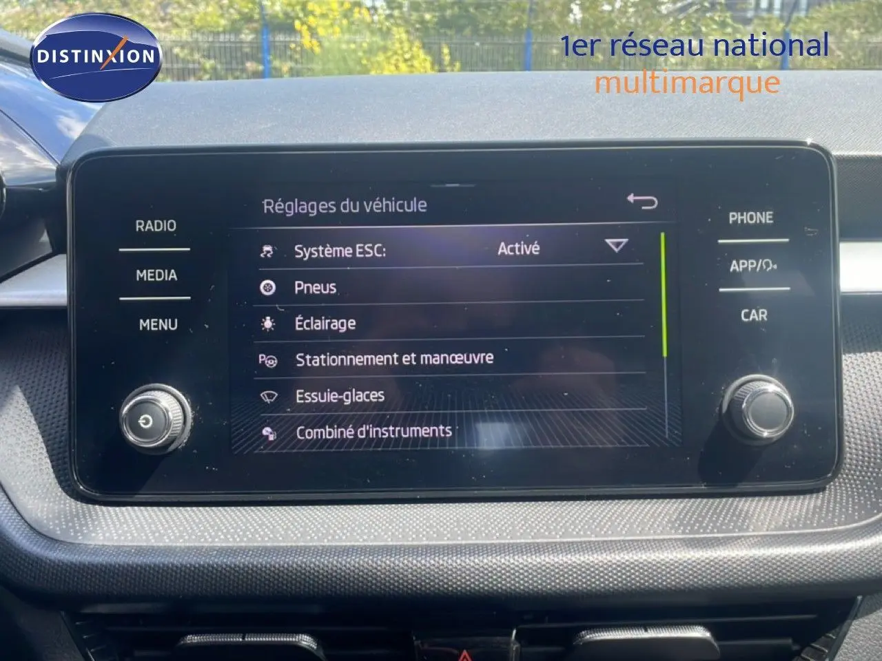 Écran tactile central du Skoda Fabia 2022 affichant les réglages du véhicule, avec boutons physiques de chaque côté.