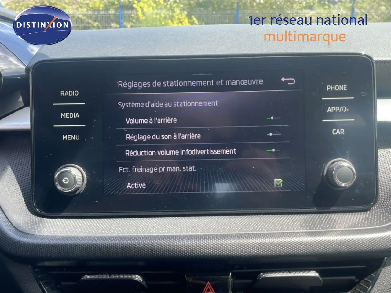Écran tactile central de la Skoda Fabia 2022 affichant les réglages d’aide au stationnement, intérieur noir.