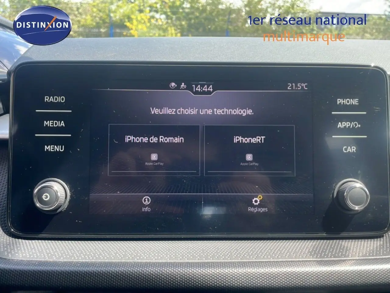 Écran tactile central de la Skoda Fabia blanc candy affichant le menu de connexion Apple CarPlay.