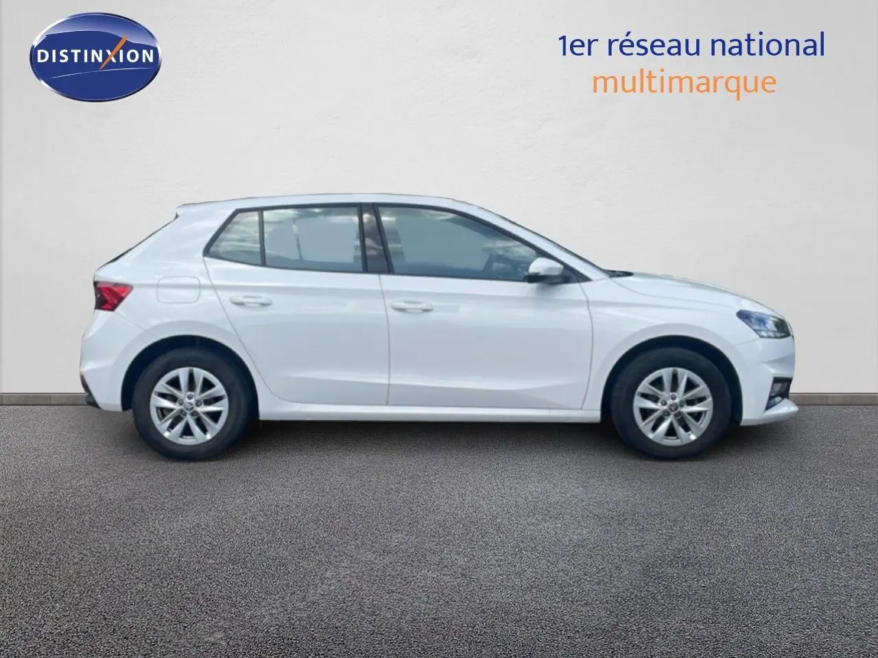 Profil droit d'une Skoda Fabia blanche Candy 2022, finition Ambition, avec jantes alliage et lignes épurées.