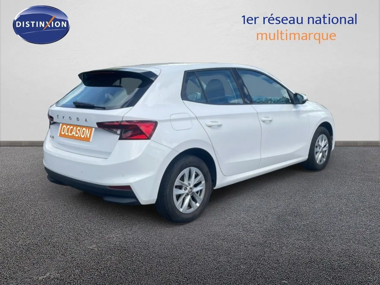Vue 3/4 arrière droite d'une Skoda Fabia blanche Candy 2022 avec jantes alliage et feux arrière LED.