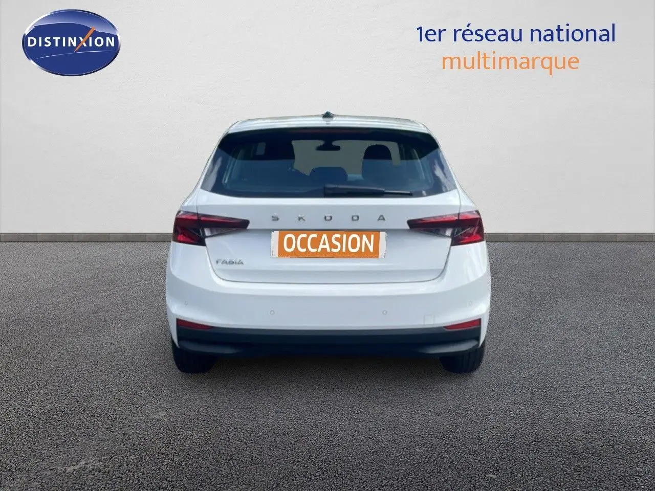 Vue arrière d'une Skoda Fabia blanche Candy 2022 avec feux arrière LED et plaque d'occasion visible.