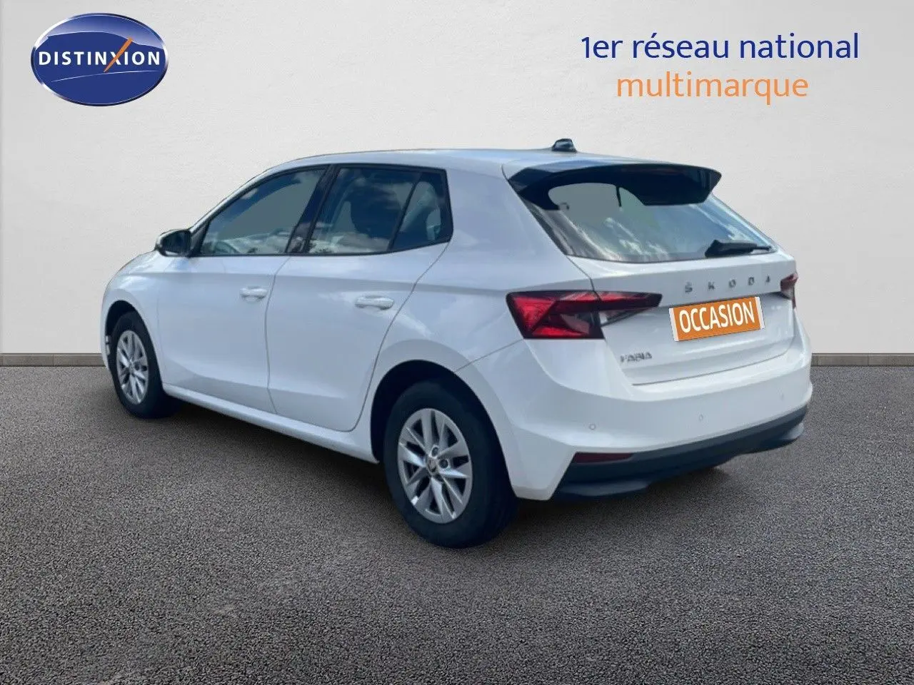 Vue 3/4 arrière droite d'une Skoda Fabia blanche Candy avec jantes alliage et feux arrière LED visibles.