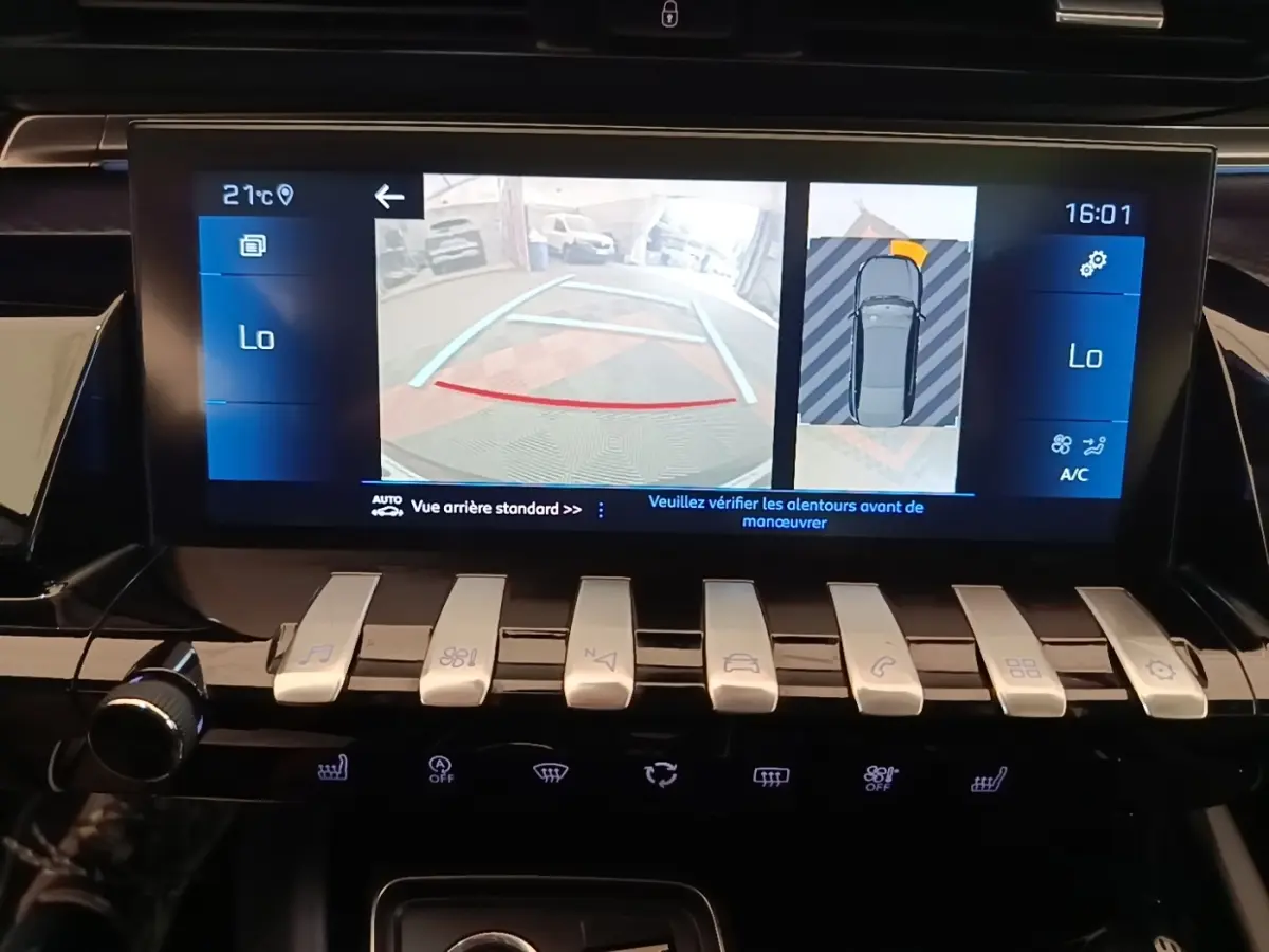 Écran tactile central de la Peugeot 508 gris foncé affichant la caméra de recul et l'aide au stationnement.
