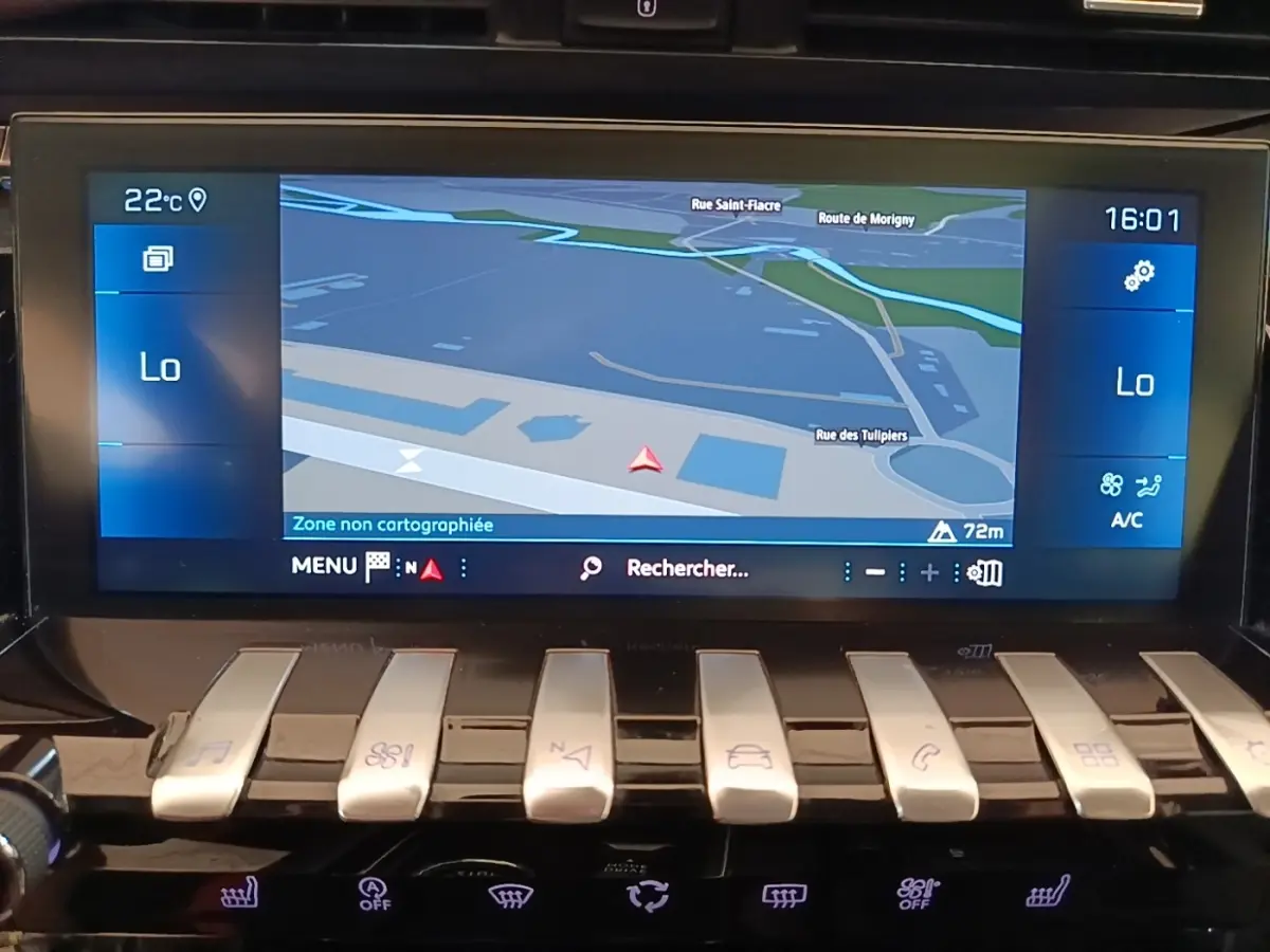 Écran tactile central du tableau de bord de la Peugeot 508 gris foncé, affichant la navigation et commandes climatisation.