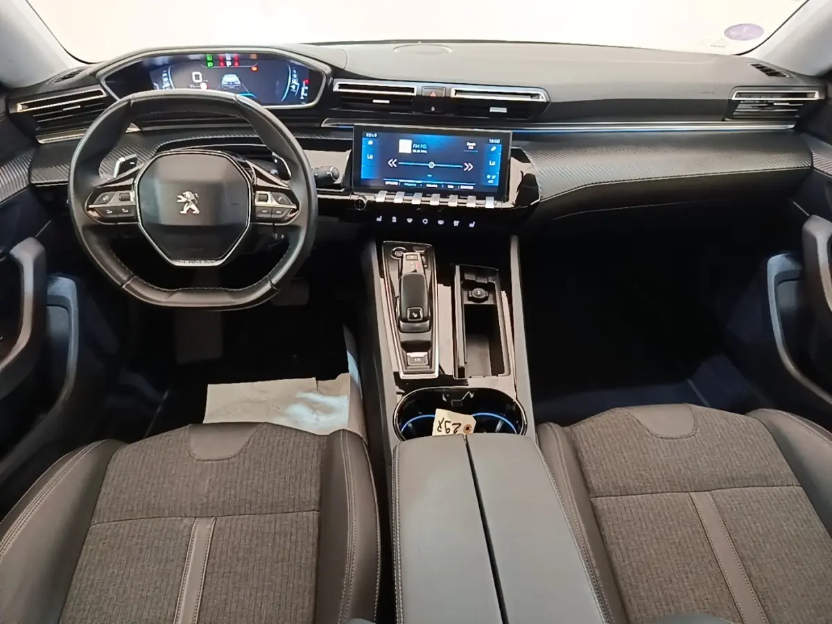 Vue intérieure avant de la Peugeot 508 gris foncé, avec tableau de bord numérique et écran tactile central.