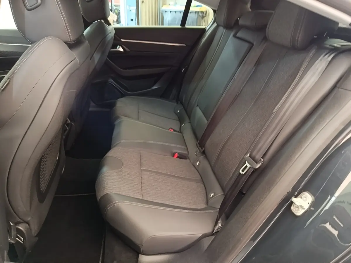 Vue intérieure côté droit sur la banquette arrière gris foncé mêlant tissu et cuir de la Peugeot 508 2019 Puretech Allure.