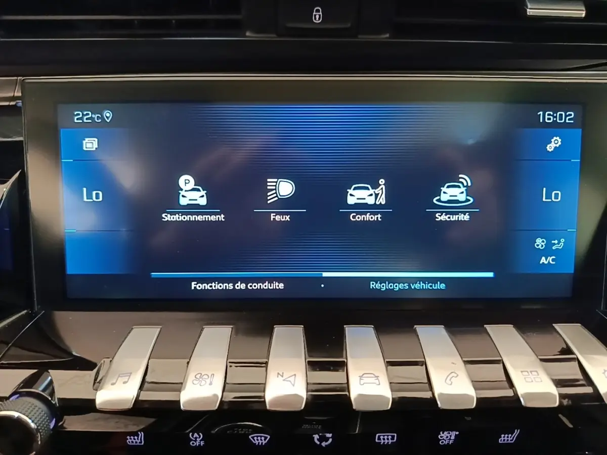 Écran tactile central de la Peugeot 508 Puretech 180, affichant les réglages de conduite et climatisation.