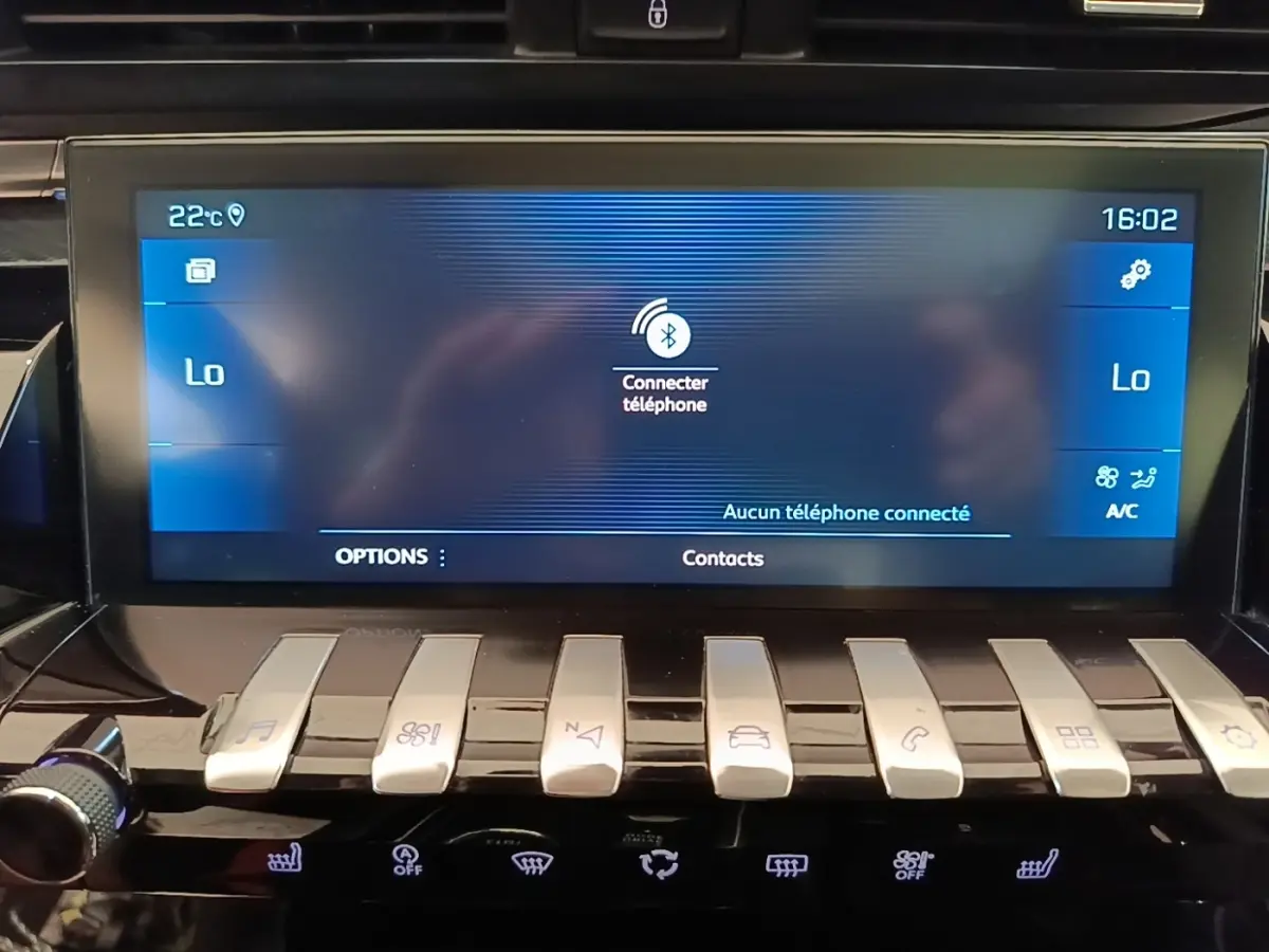 Vue rapprochée de l'écran tactile central et des commandes piano de la Peugeot 508 gris foncé, version Allure 2019.