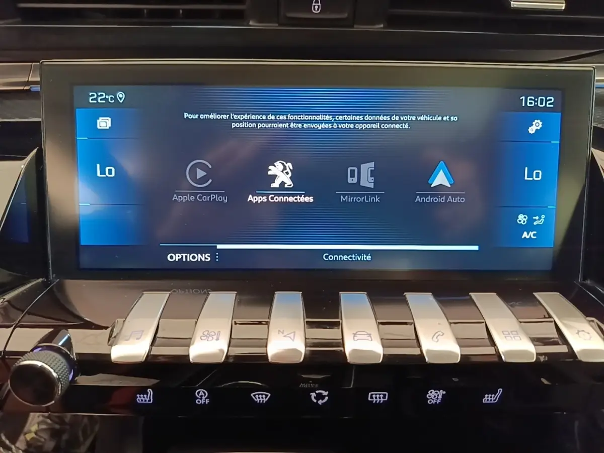 Gros plan sur l’écran tactile central de la Peugeot 508 gris foncé, affichant les options Apple CarPlay et Android Auto.