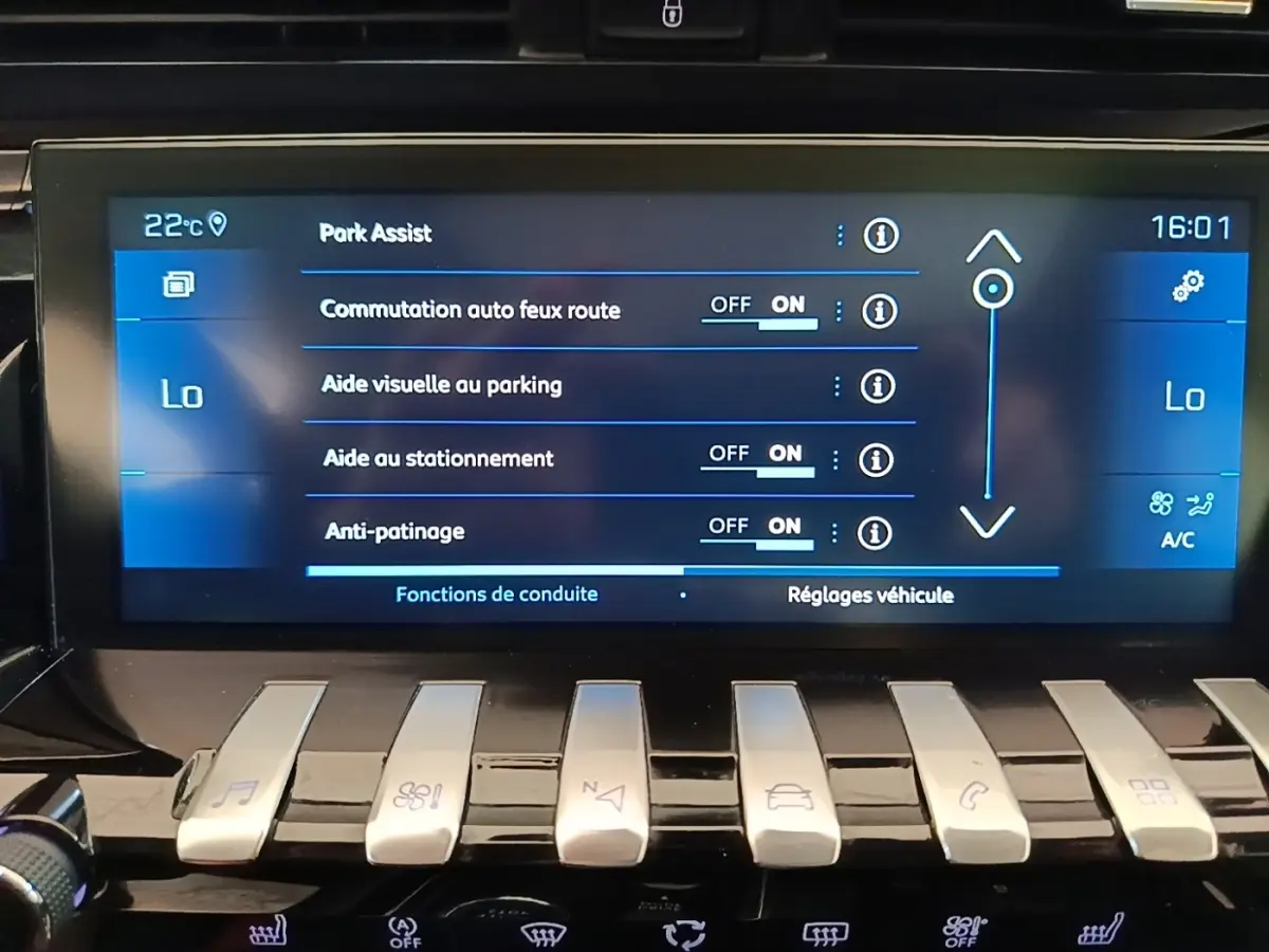 Écran tactile central de la Peugeot 508 gris foncé affichant les réglages d’aide à la conduite et de stationnement.