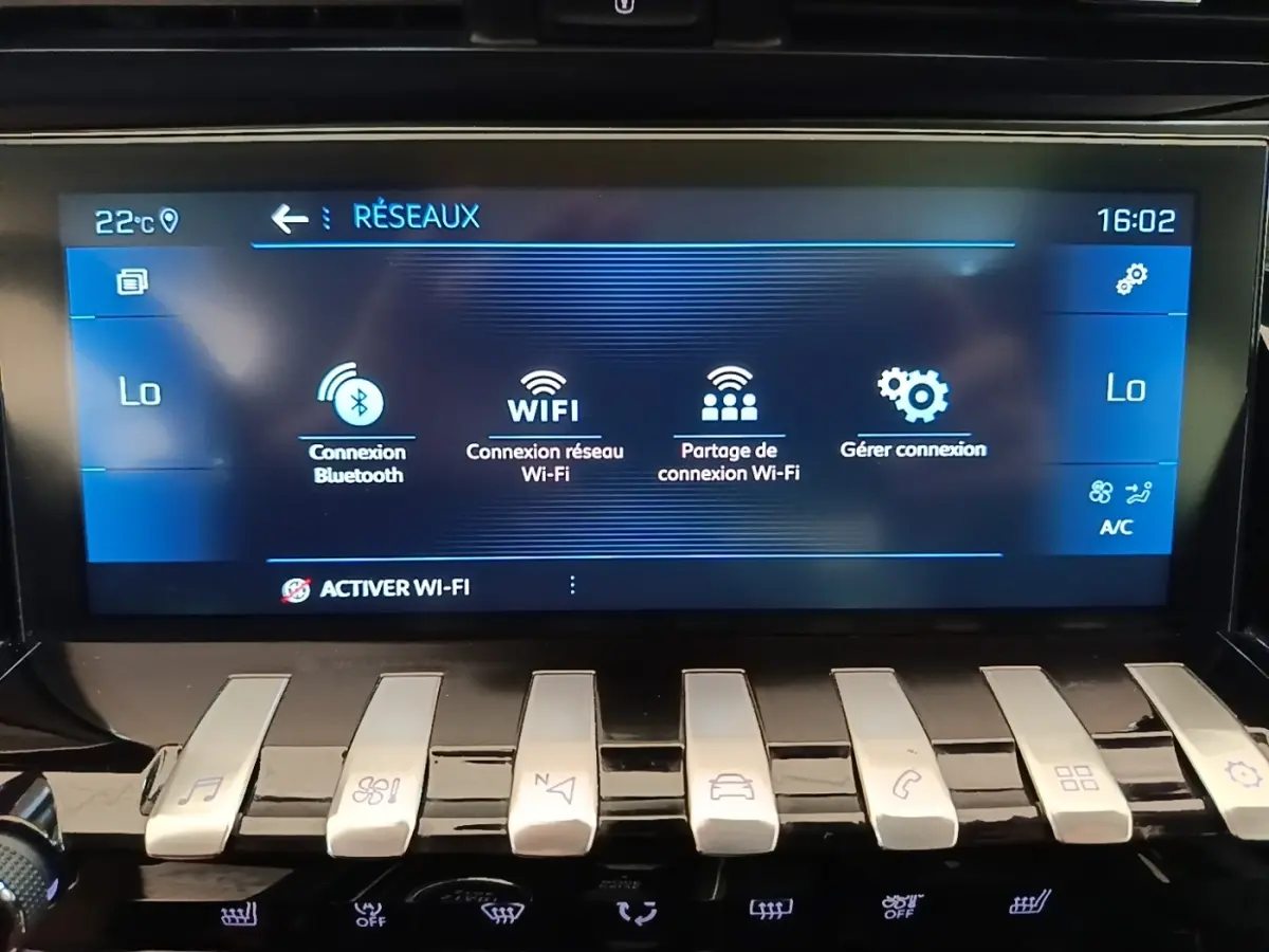 Écran tactile central de la Peugeot 508 gris foncé affichant les options de connexion Bluetooth et Wi-Fi.