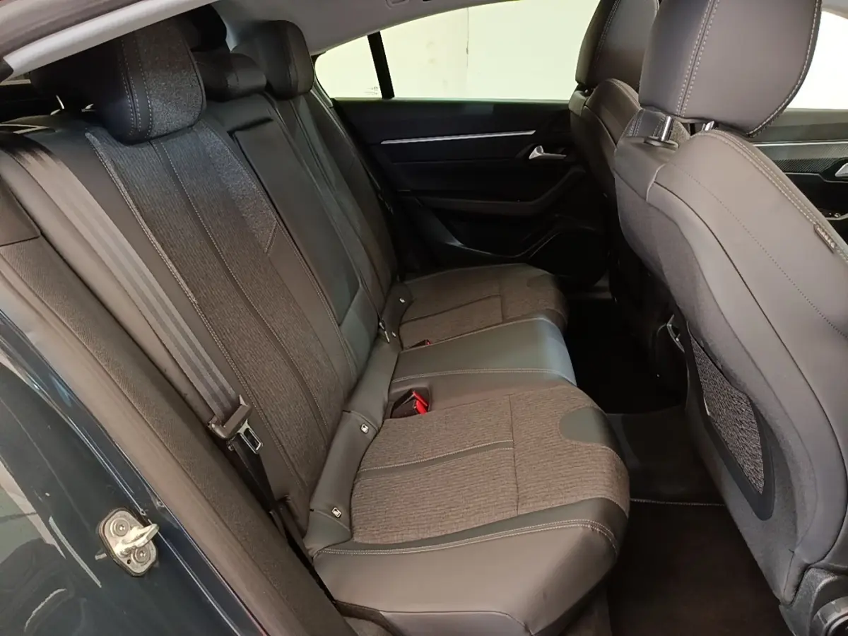 Vue intérieure côté gauche sur la banquette arrière grise mêlant tissu et cuir de la Peugeot 508 2019.