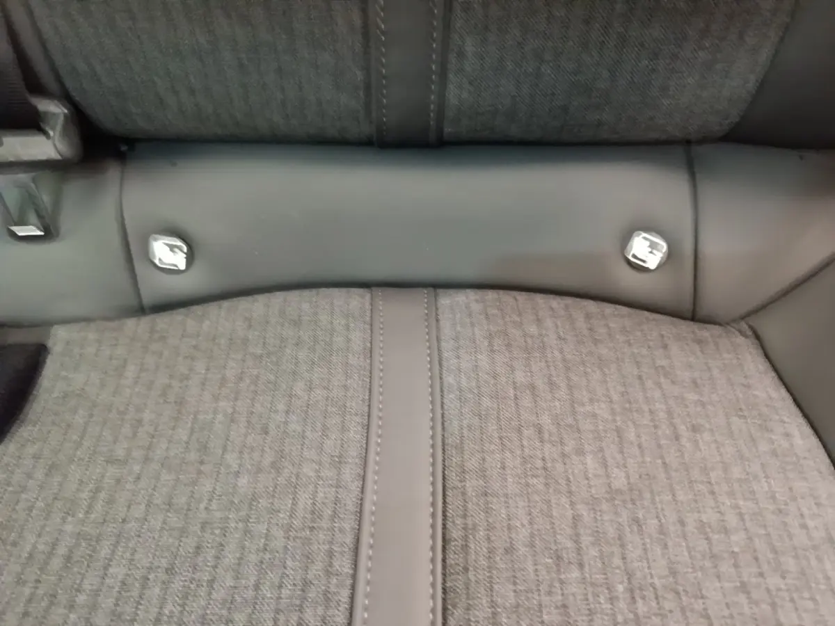 Détail de la banquette arrière grise avec fixation Isofix visible dans une Peugeot 508 Puretech 180 S&S EAT8 Allure 2019.
