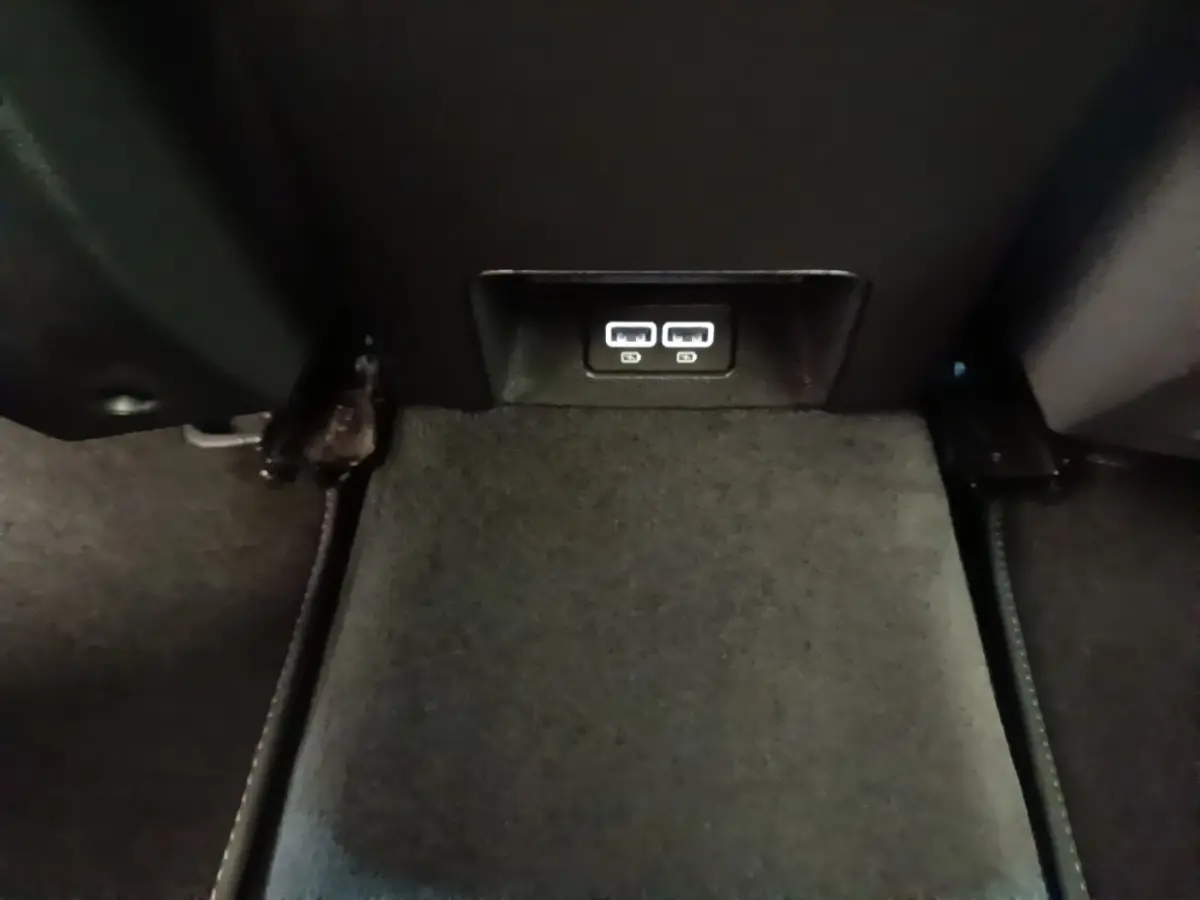 Vue rapprochée des ports USB arrière dans l'habitacle sombre de la Peugeot 508 gris foncé Puretech 2019.