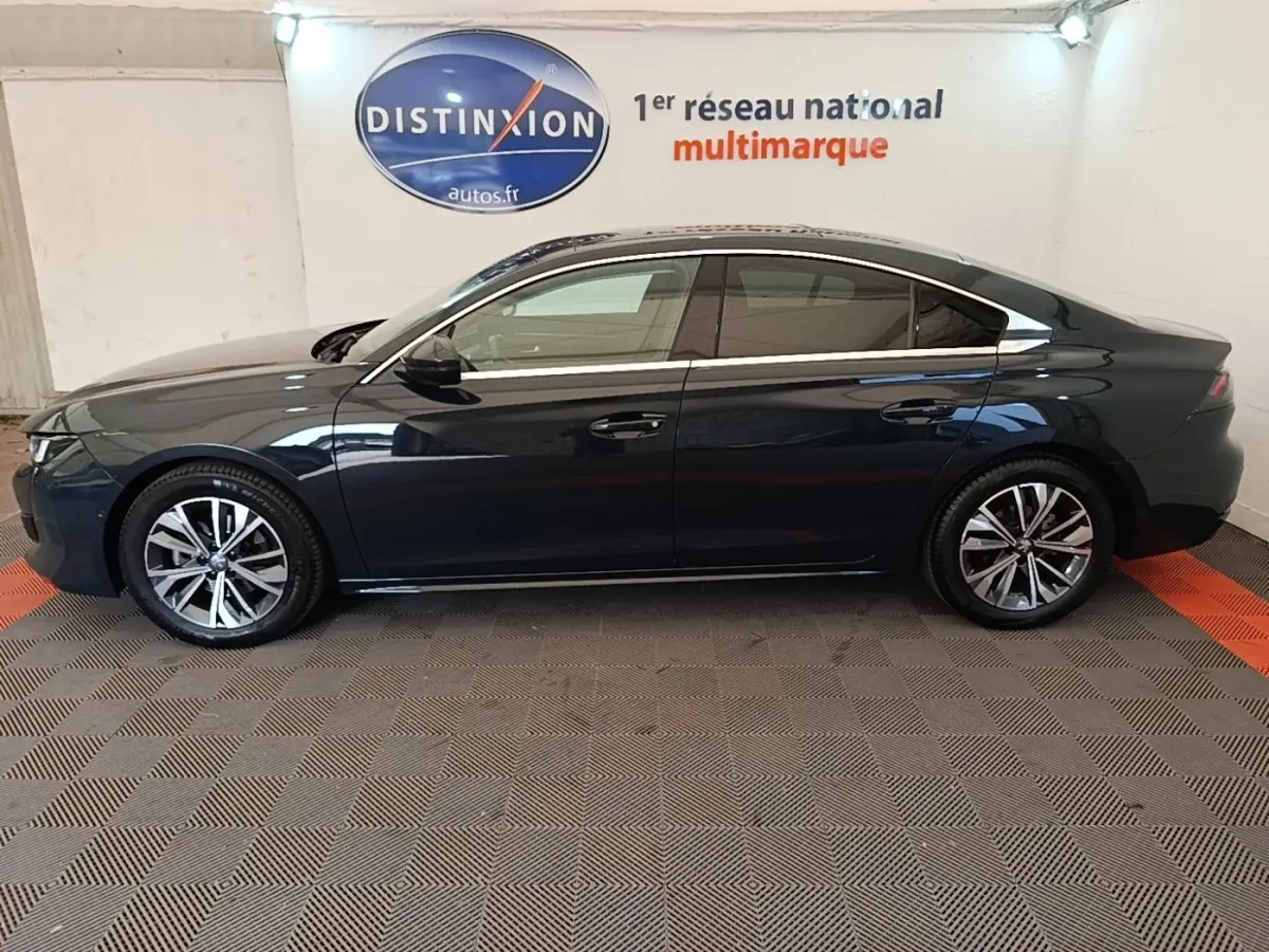 Profil droit de la Peugeot 508 gris foncé 2019, berline élégante avec jantes alliage et lignes fluides.