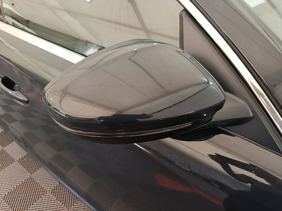 Rétroviseur côté droit noir brillant de la Peugeot 508 gris foncé vue en gros plan.