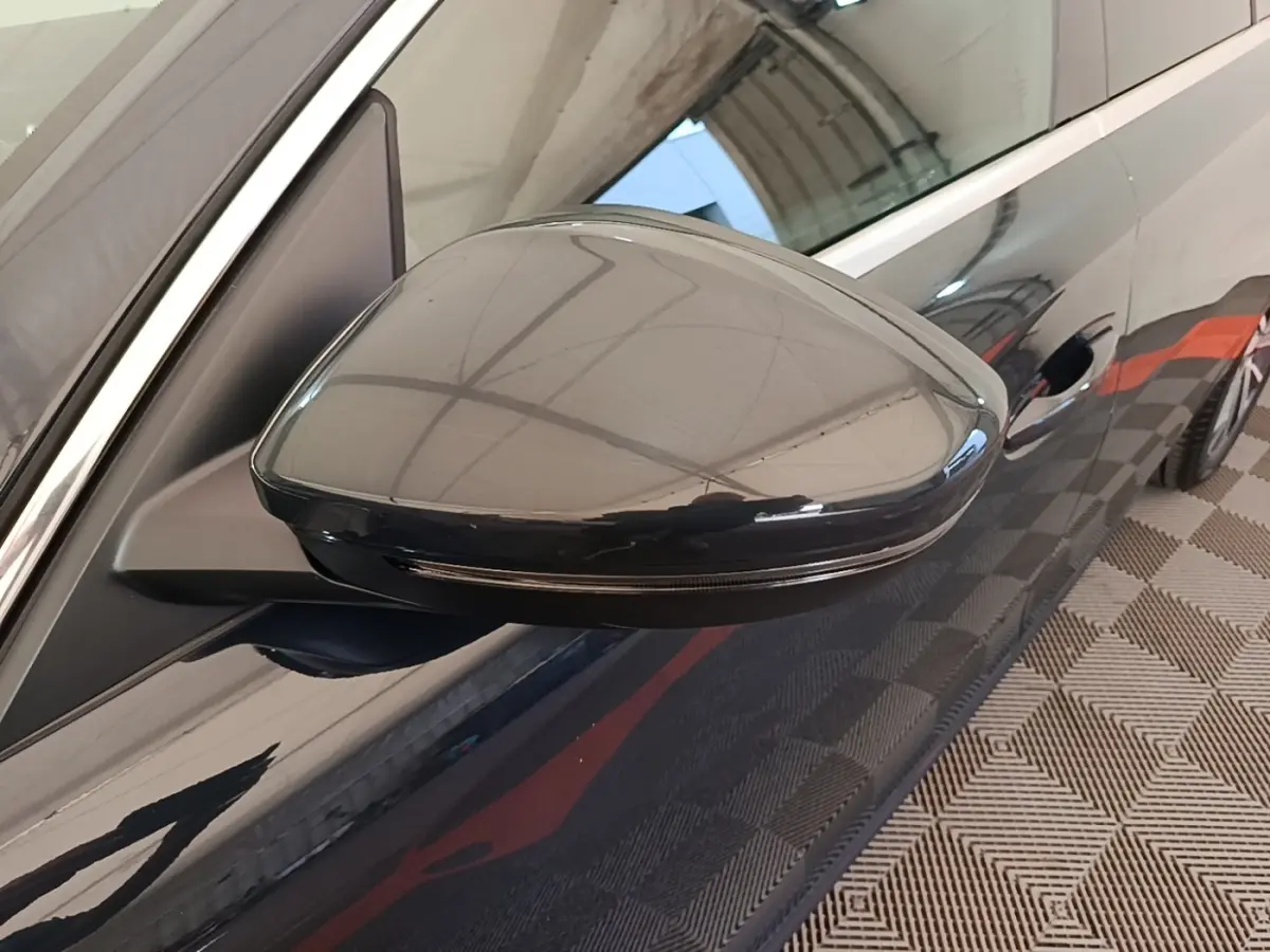 Rétroviseur côté gauche gris foncé d'une Peugeot 508 Puretech 180 S&S EAT8 Allure 2019, vue rapprochée.