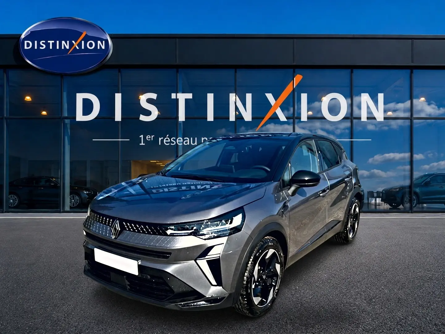 Renault Captur 1.8 e-tech gris cassiopée en 3/4 avant droit, avec jantes alu et signature lumineuse LED distinctive.