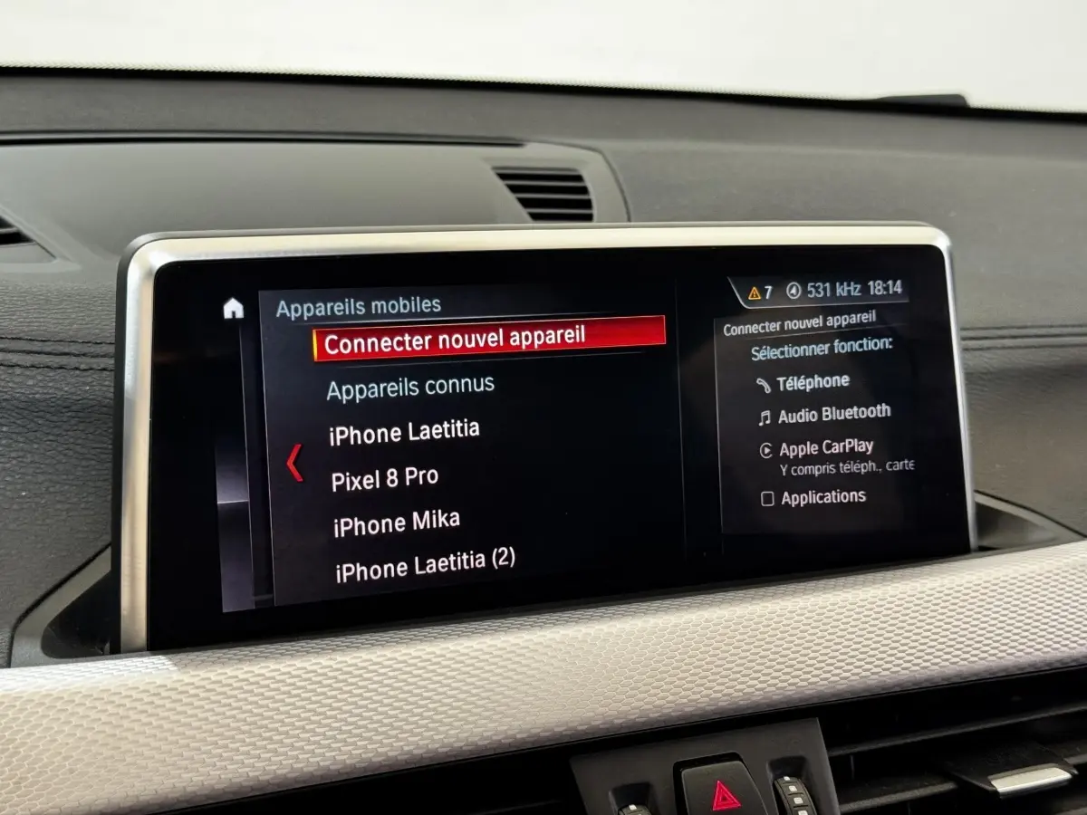 Écran central du tableau de bord BMW X2 xDrive25e 2022 montrant le menu de connexion Bluetooth et Apple CarPlay.