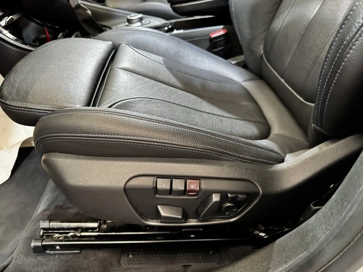 Gros plan sur le siège conducteur en cuir noir avec commandes électriques de la BMW X2 xDrive25e M Sport 2022.