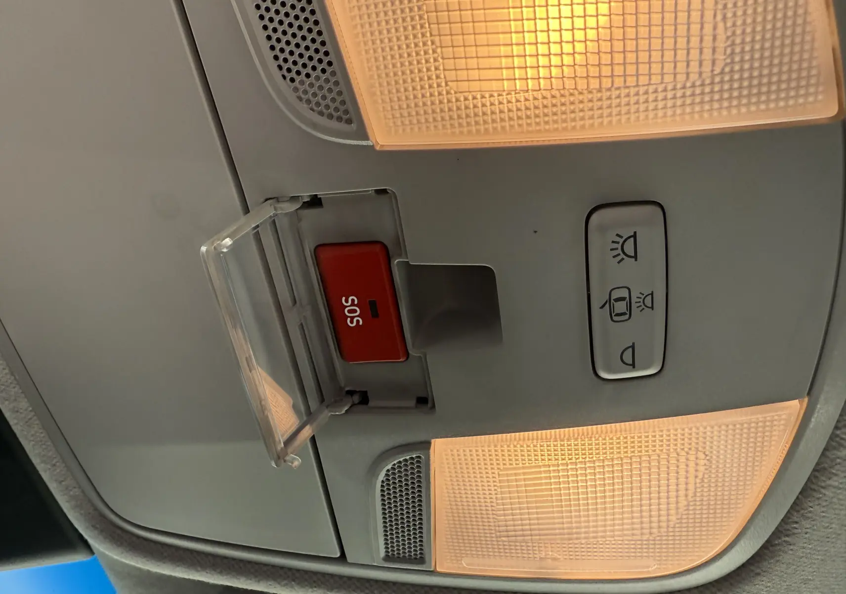 Gros plan sur le plafonnier intérieur du Hyundai Kona blanc Atlas 2021, avec bouton SOS rouge et éclairage allumé.