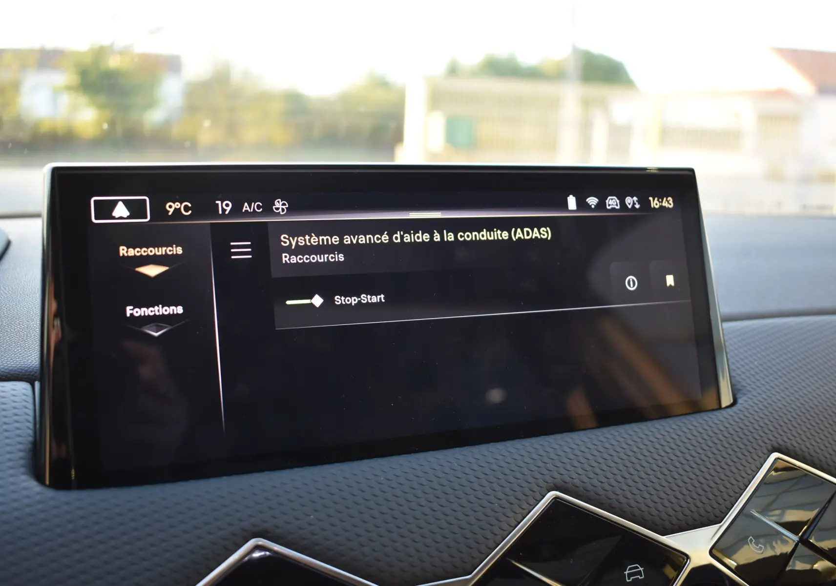 Écran tactile central du DS3 Crossback 2024 affichant le menu d'aide à la conduite dans l'habitacle.