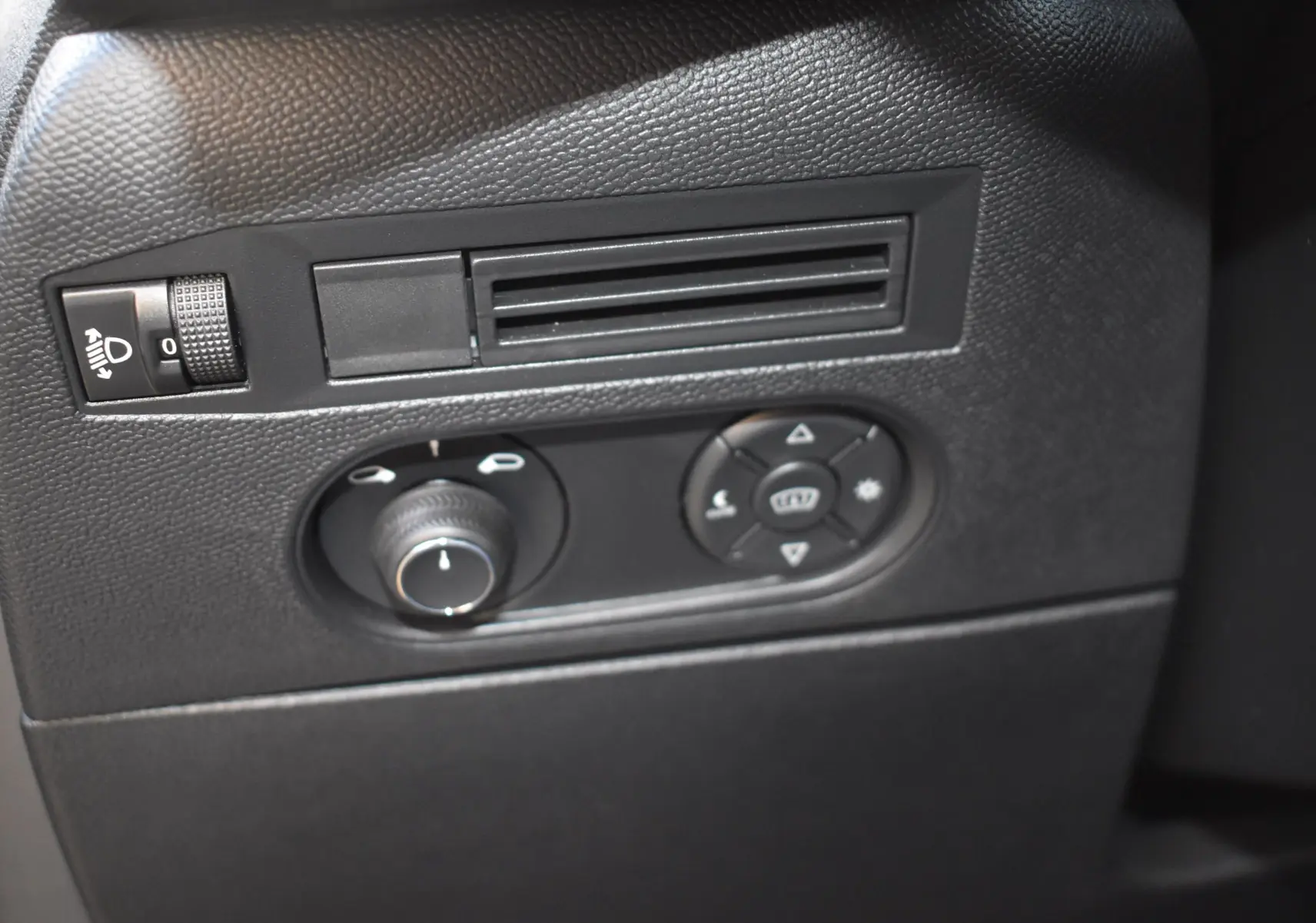 Détail intérieur du tableau de bord côté gauche du DS3 Crossback 2024, avec commandes d'éclairage et réglages des rétroviseurs.