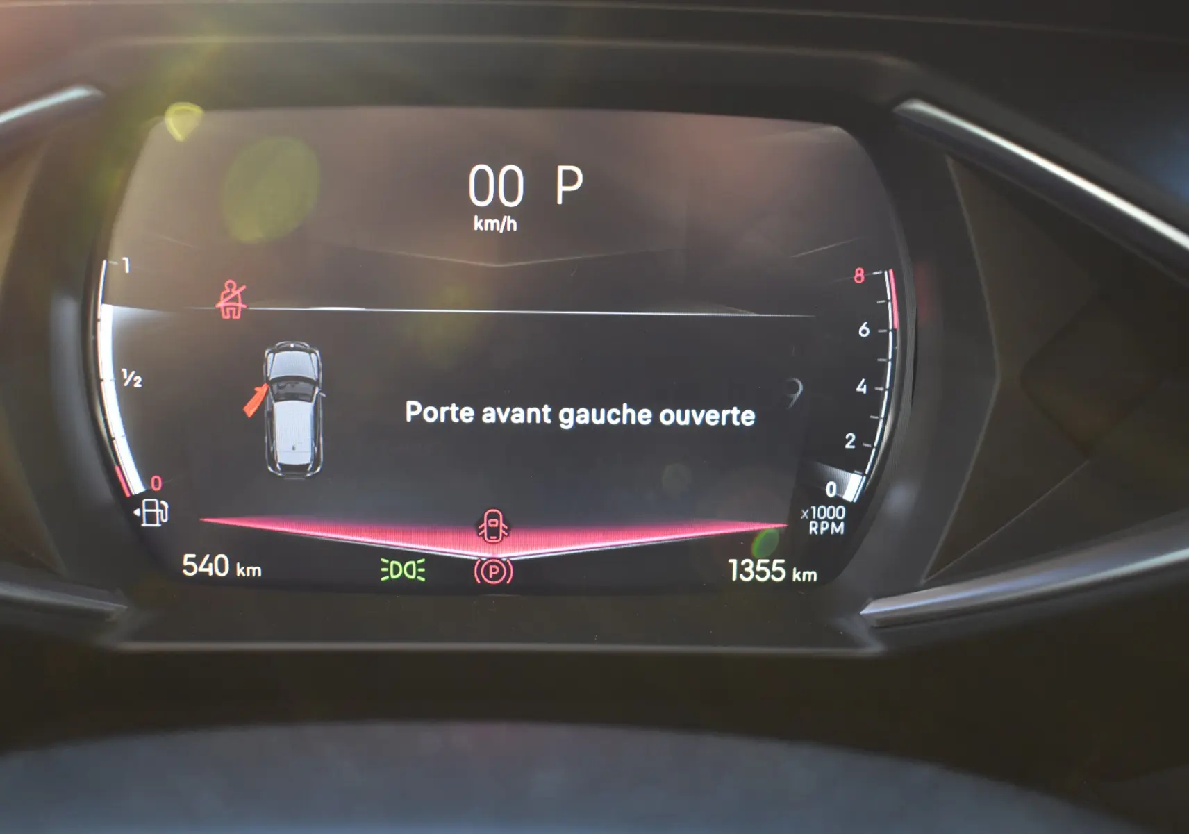 Affichage numérique du tableau de bord du DS3 Crossback 2024 indiquant la porte avant gauche ouverte.