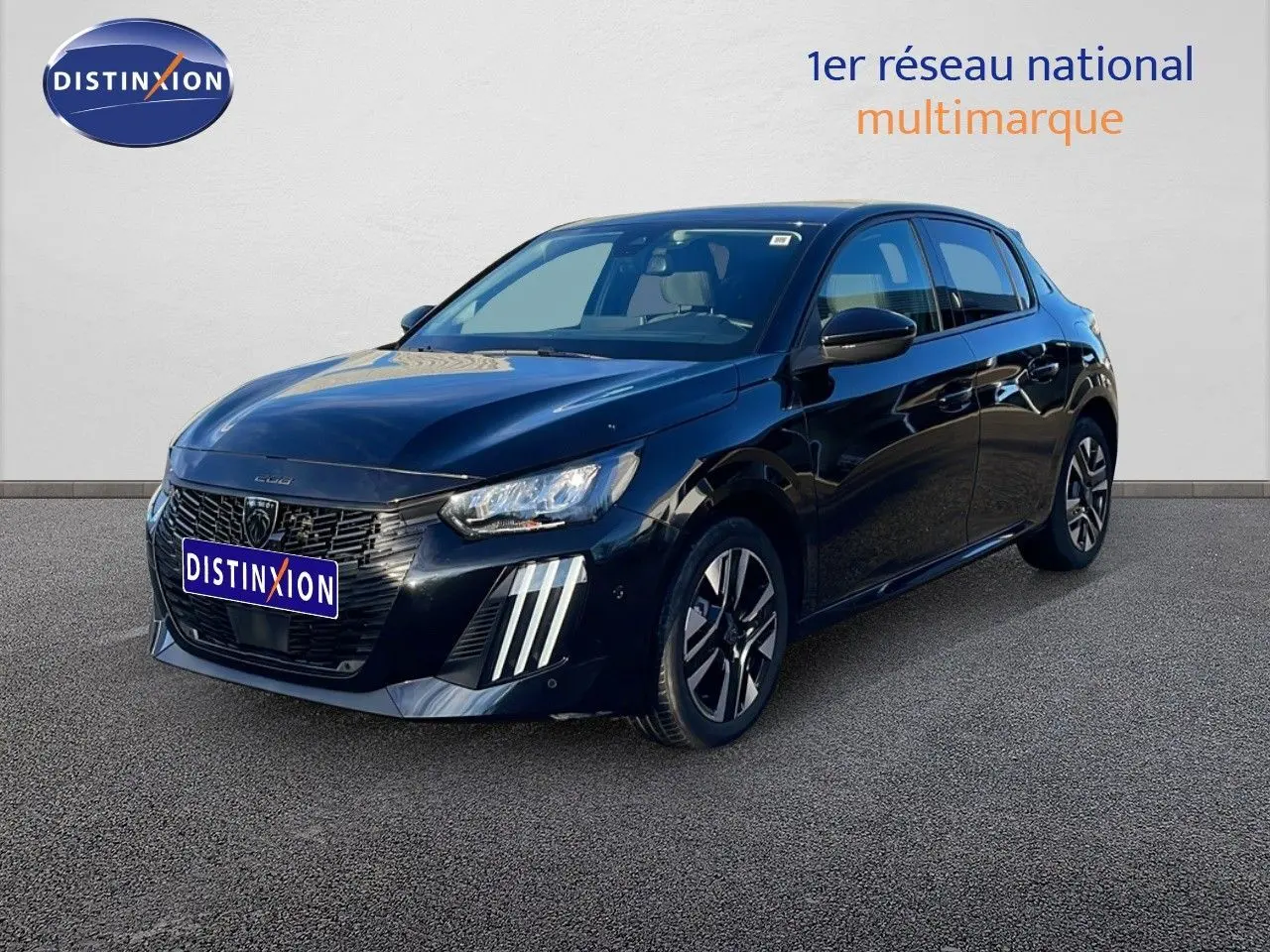 Peugeot 208 noir vue 3/4 avant droit, mettant en valeur ses phares LED et sa calandre distinctive.