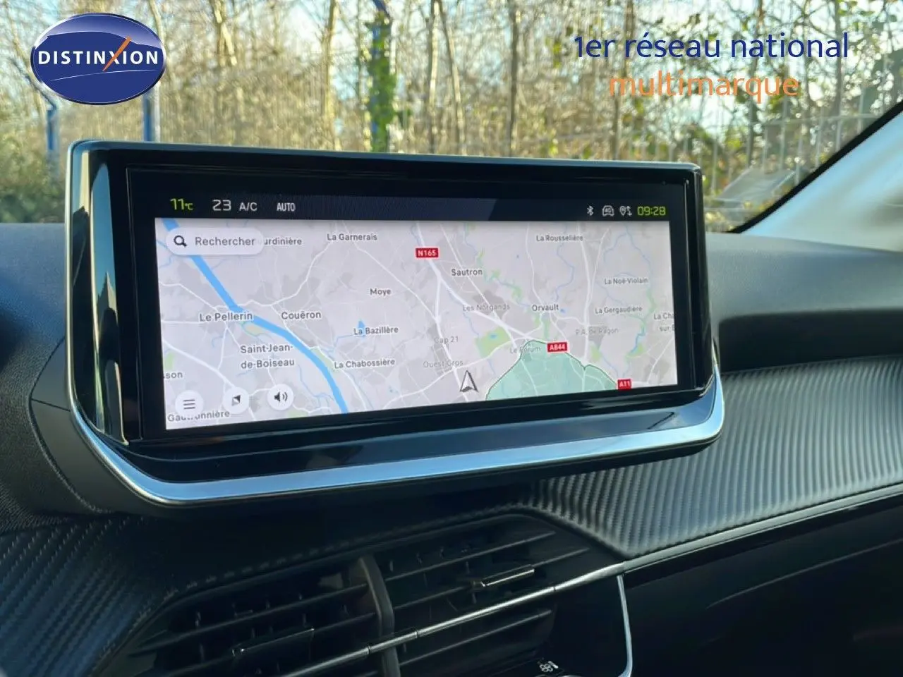 Écran tactile central affichant la navigation GPS dans l'habitacle noir de la Peugeot 208 hybride 2025.