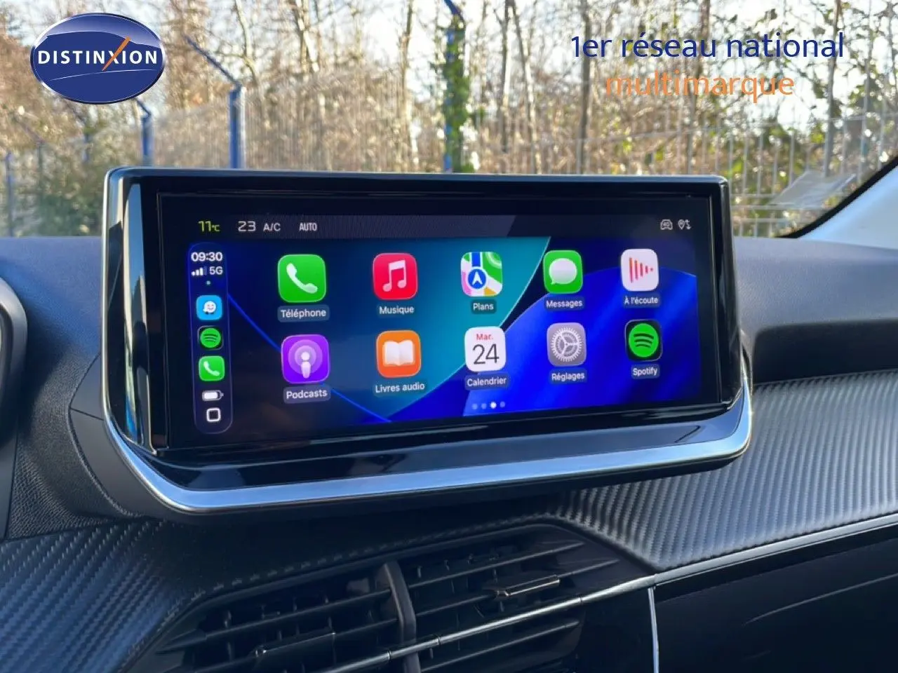 Écran tactile central affichant Apple CarPlay dans l’habitacle noir d’une Peugeot 208 1.2 Hybrid 2025.