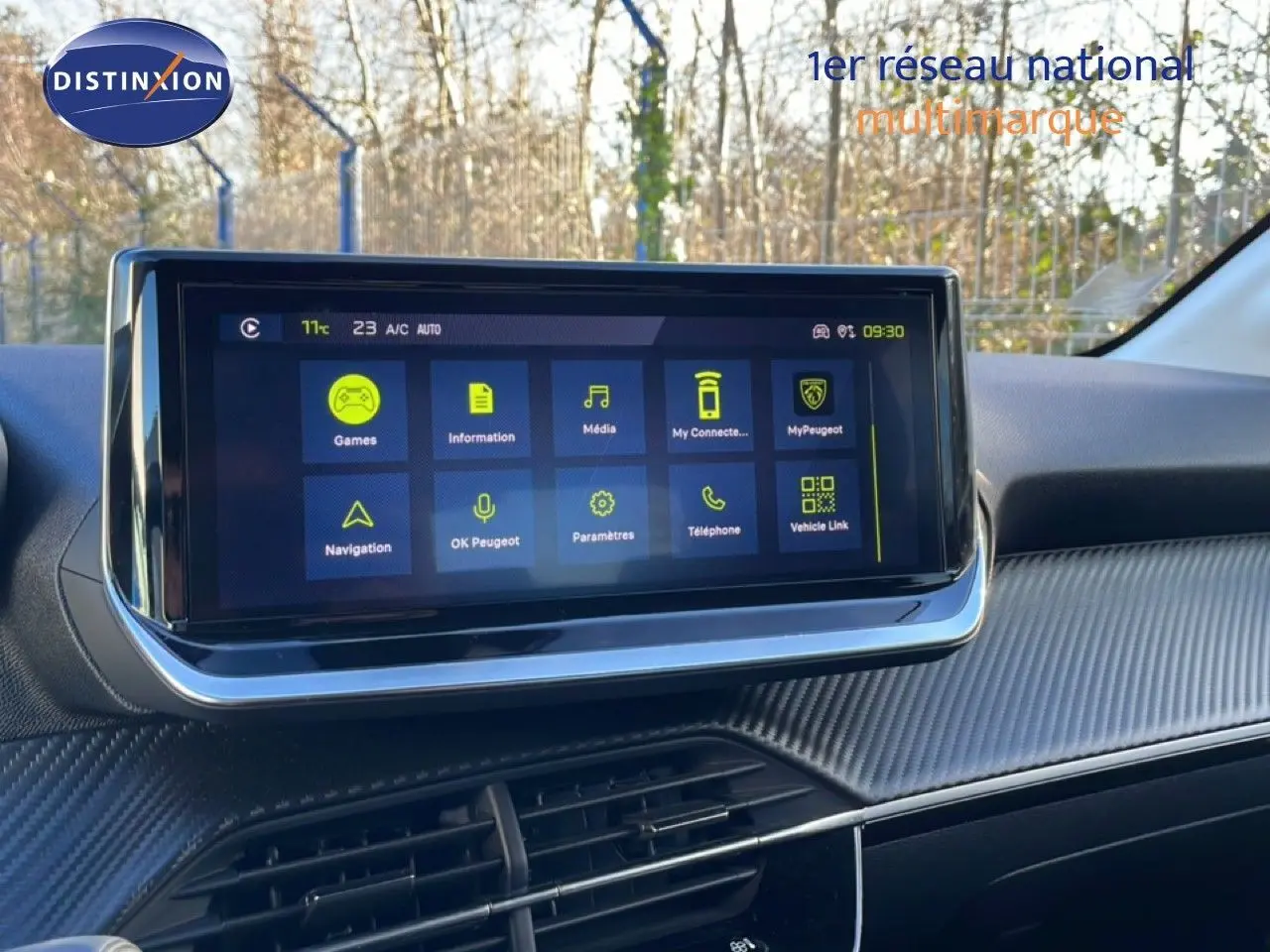 Écran tactile central affichant le menu multimédia dans l’habitacle d’une Peugeot 208 noire, vue de face.
