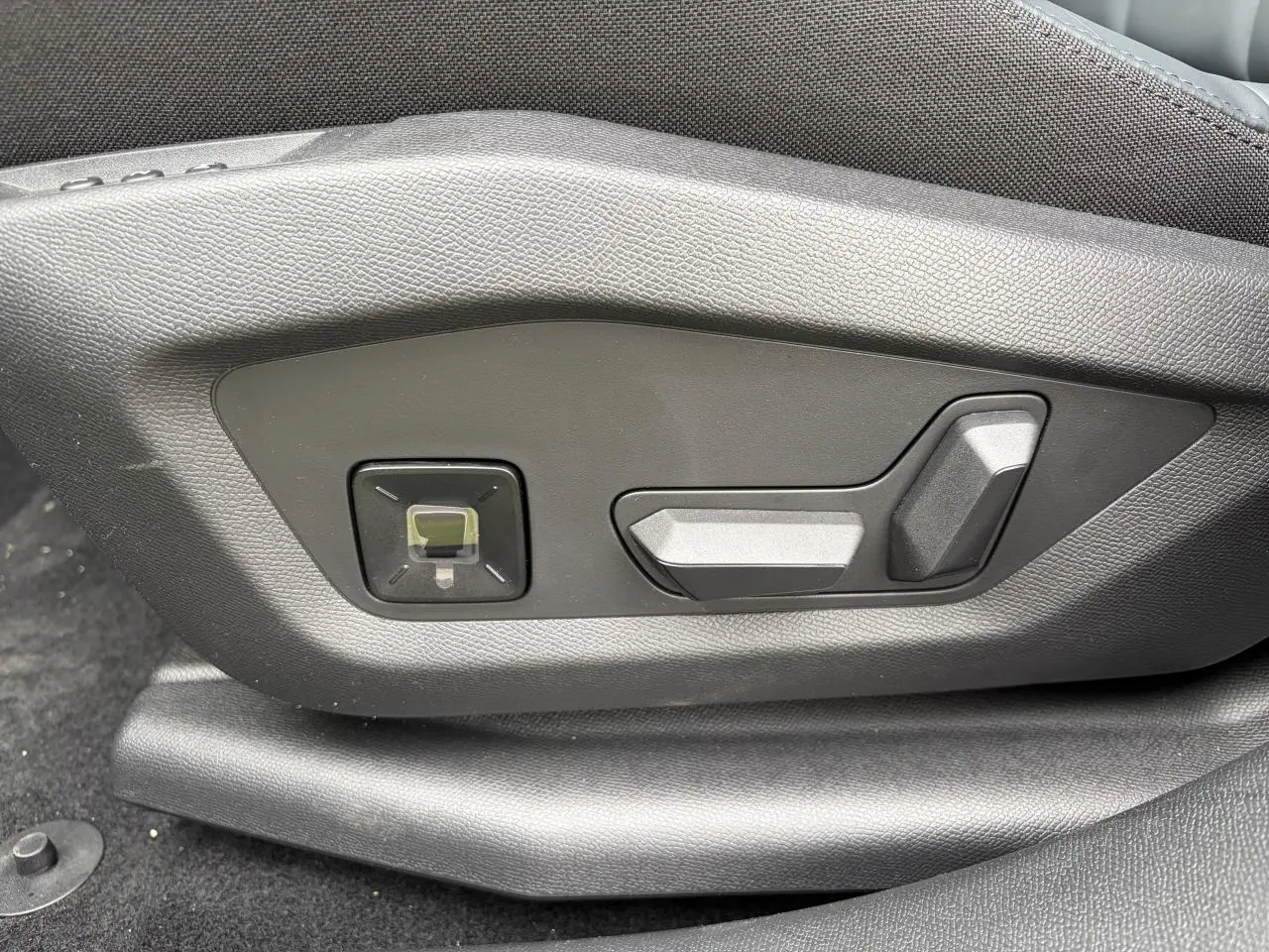 Gros plan sur les commandes électriques de réglage du siège conducteur du Citroën C5 Aircross II platinium toit noir.