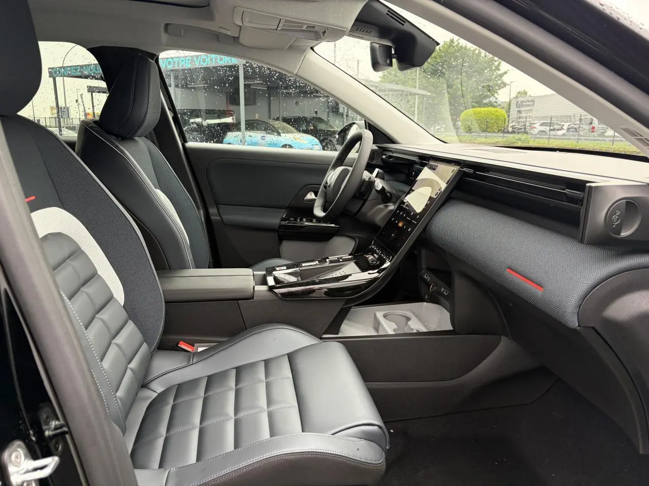 Vue intérieure côté conducteur du Citroën C5 Aircross 2026, sièges gris et tableau de bord avec écran tactile vertical.
