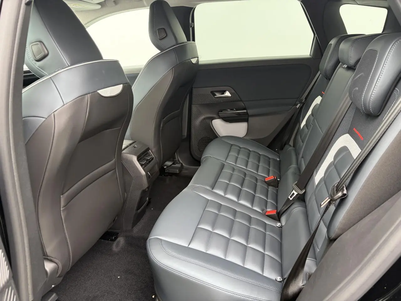 Vue côté gauche de la banquette arrière cuir gris avec surpiqûres et appuis-tête du Citroën C5 Aircross 2026.