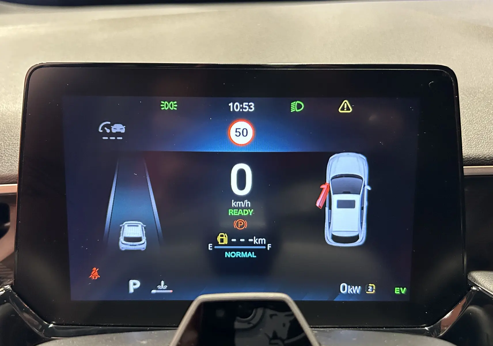 Écran numérique du tableau de bord du MG3 1.5 Hybrid+ 195 Luxury affichant vitesse, alertes et porte gauche ouverte.