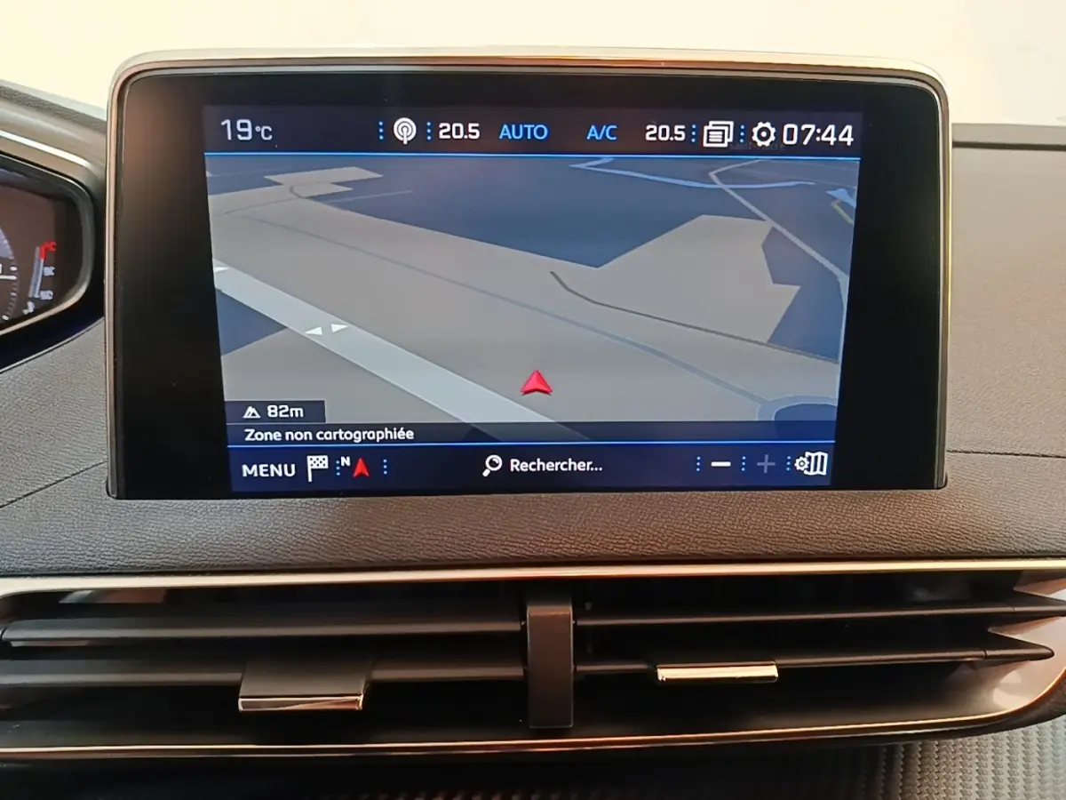 Écran tactile central affichant la navigation 3D du Peugeot 5008, tableau de bord noir avec aérateurs horizontaux.