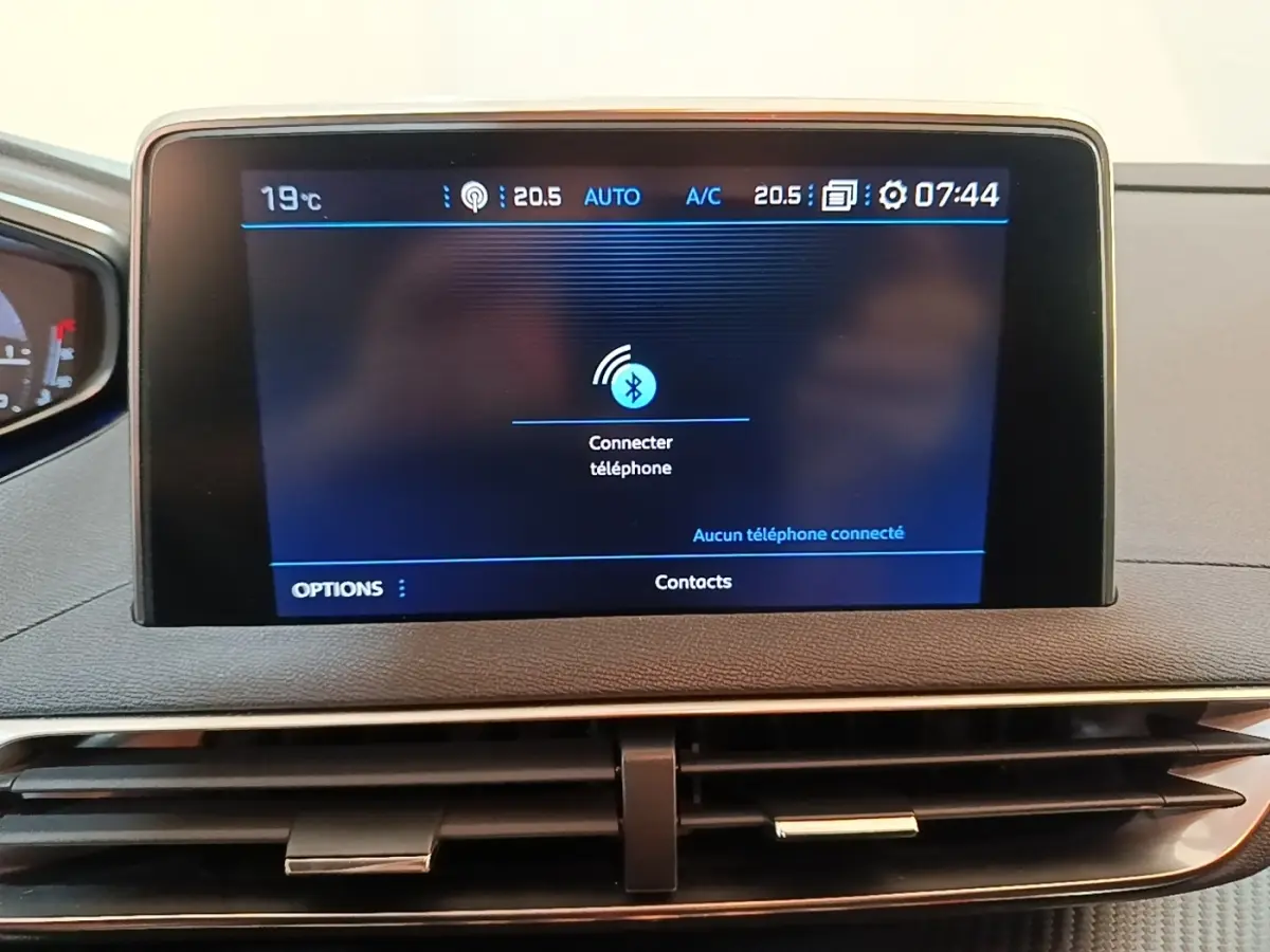 Écran tactile central du tableau de bord du Peugeot 5008 noir, affichant la connexion Bluetooth au téléphone.