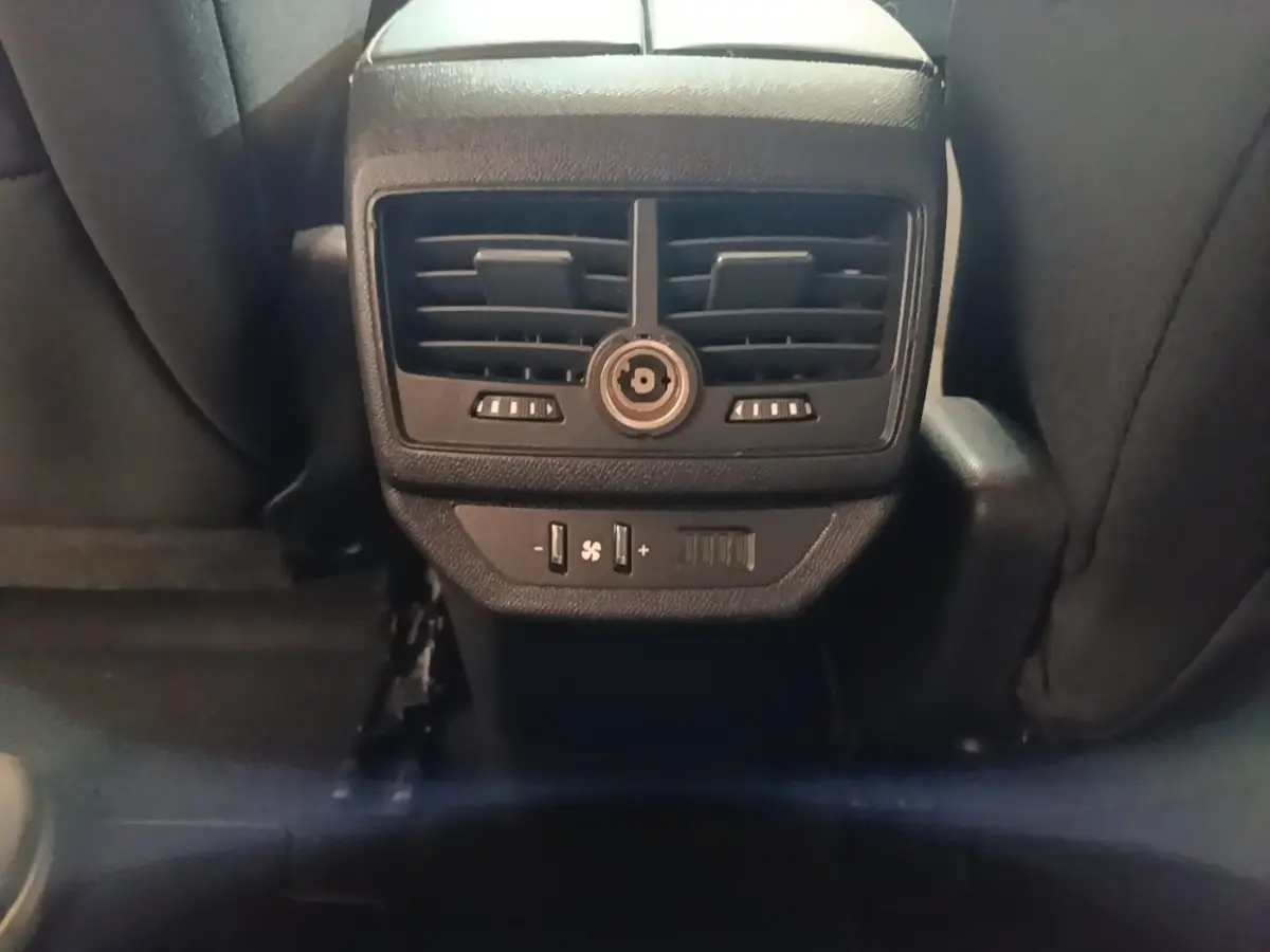 Vue rapprochée des commandes de ventilation arrière noires du Peugeot 5008 BlueHDi 130 S&S Allure Business 2018.