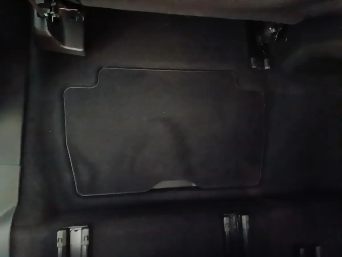 Vue rapprochée du tapis de sol noir côté conducteur du Peugeot 5008 BlueHDi 130 S&S Allure Business 2018.