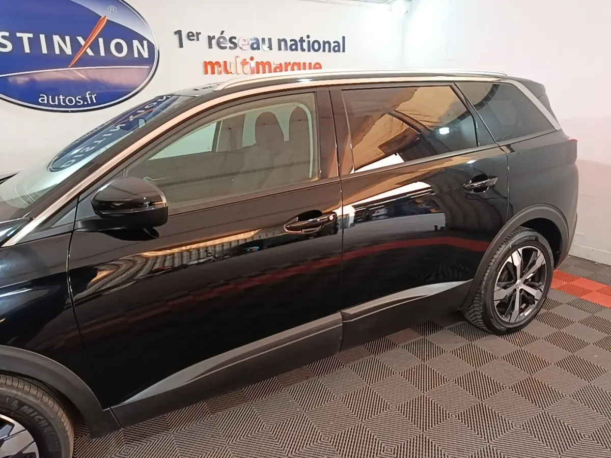 Profil droit du Peugeot 5008 noir 2018, mettant en valeur ses vitres teintées et jantes alliage bicolores.