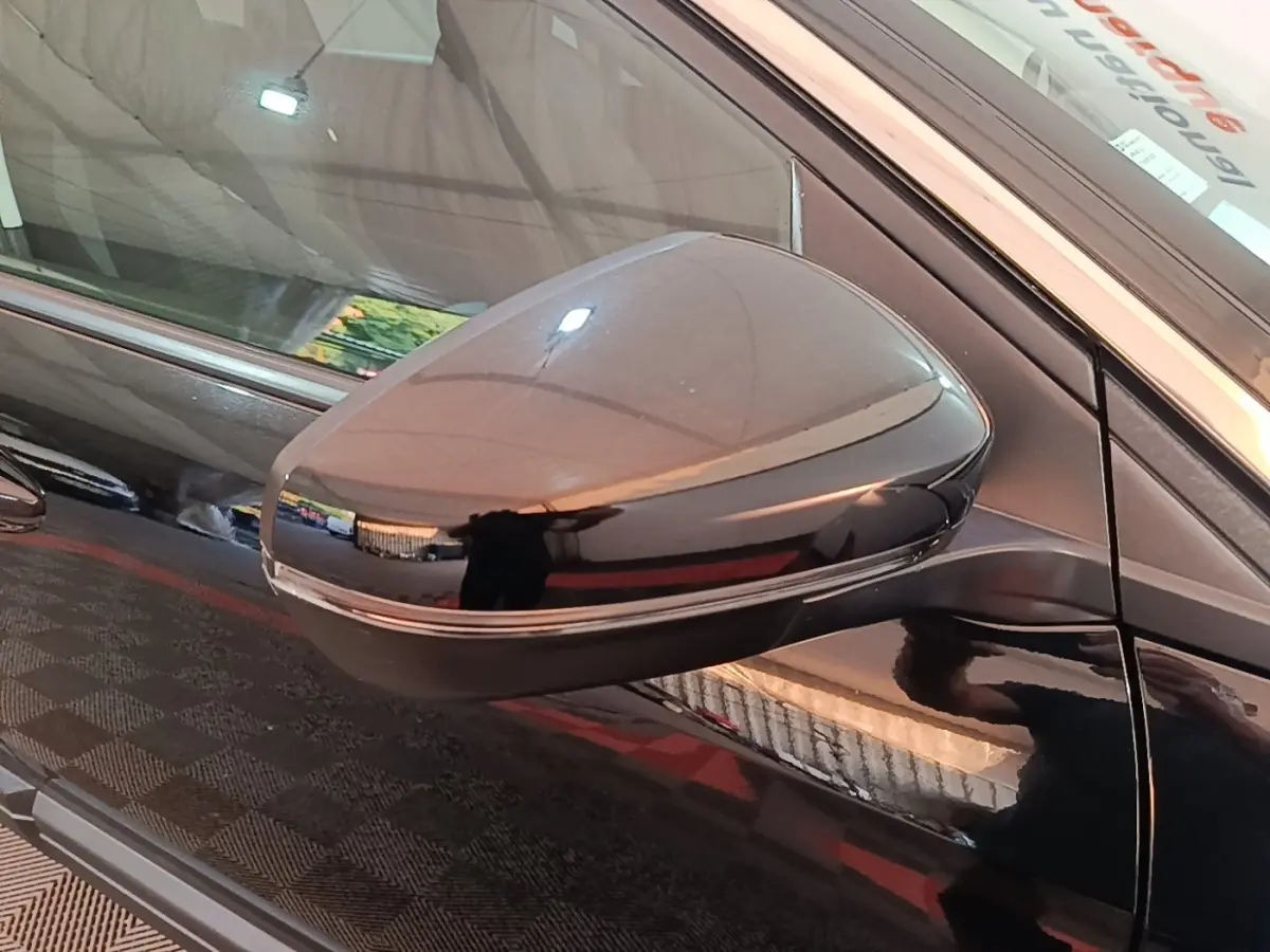 Rétroviseur extérieur droit noir brillant du Peugeot 5008 BlueHDi 130 S&S Allure Business 2018, vue rapprochée côté conducteur.