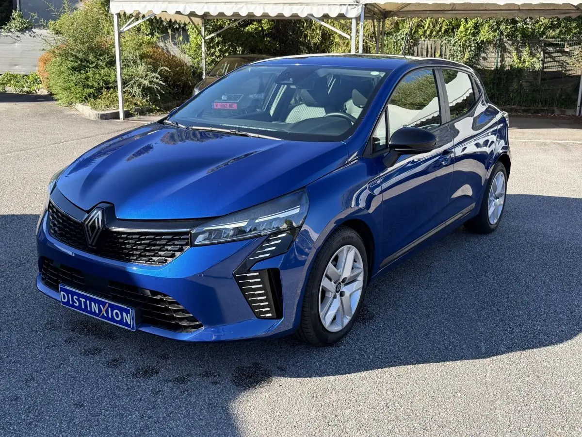 Renault Clio Evolution TCe 90 bleu vue 3/4 avant droit, avec calandre noire et feux LED distinctifs.