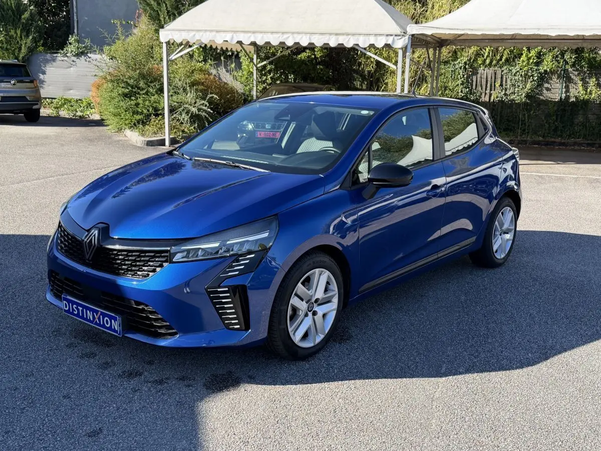 Renault Clio Evolution TCe 90 bleu vue 3/4 avant droit, avec feux LED et jantes alliage visibles.