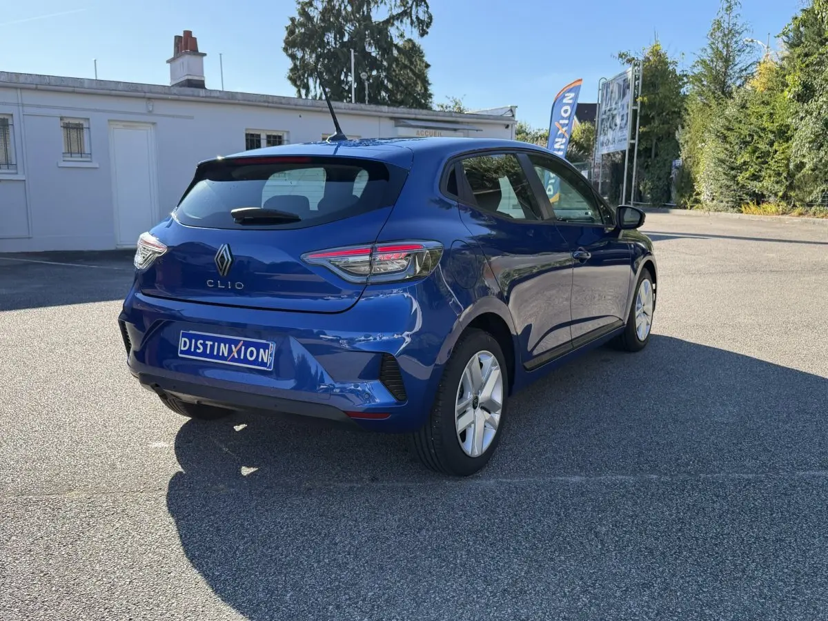 Renault Clio Evolution TCe 90 bleu vue 3/4 arrière droit, avec feux LED et toit spoiler noir.