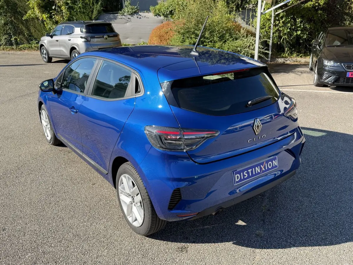 Renault Clio Evolution TCe 90 bleu vue 3/4 arrière droit, feux LED et logo Renault bien visibles.